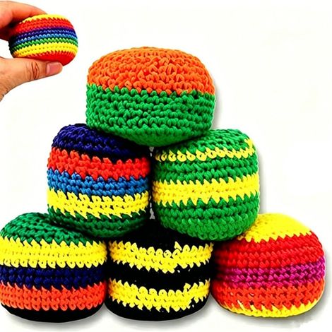 Neuer, handgefertigter, gestreifter Pouf in Form eines Ahornblatts, hübsches gestricktes Wollknäuel, Wurfnadel und lustiges Wollknäuel. (1/5)