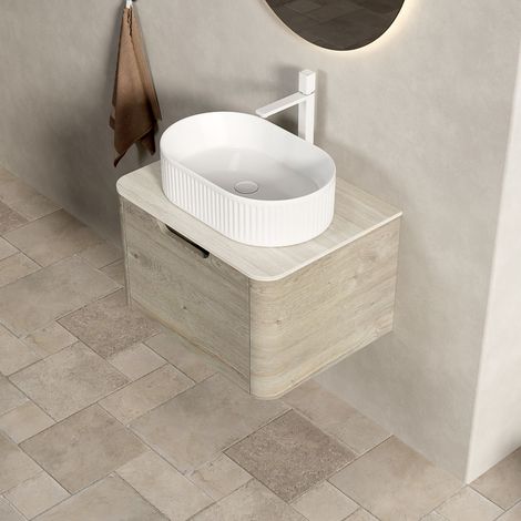 Lavabo suspendu salle de bain 60cm, vasque ovale blanche, plan en pierre de travertin frittée, meuble en contreplaqué à bords courbés avec tiroir, pré-assemblé, placage chêne crème. (1/5)