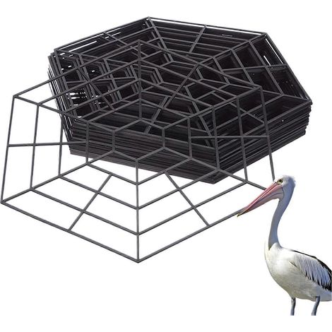 Les filets flottants pour bassins, adaptés à une utilisation extérieure toute l'année et fabriqués en tissu maillé résistant aux intempéries, protègent les poissons du vent et de la pluie. (1/5)