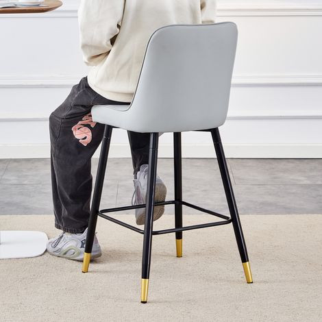 Paire de tabourets de bar, hauteur 100 cm, en similicuir gris clair avec piètement en métal noir, repose-pieds confortable. Disponibles en plusieurs coloris – parfaits pour votre bar à domicile. (1/5)