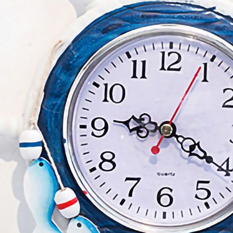Dekorative Wanduhr im maritimen Stil in Blau und Weiß mit Holzschiffmotiv – Fischmodell, 34 x 23 cm