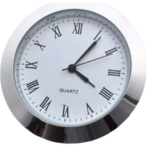 Au lieu de la mini-horloge d'origine à chiffres romains, un cadran rond a été installé, ainsi qu'une décoration métallique (argentée) dans la chambre. (1/5)