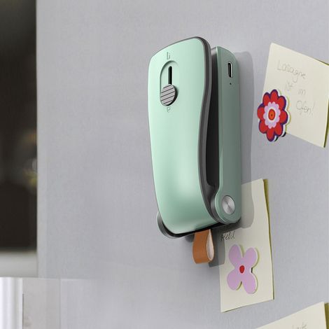 Mini scelleuse de sacs 2 en 1, thermosoudeuse et coupeuse, magnétique, portable, pour la maison, en polymère gris-vert, fonctionne sur piles. (1/5)