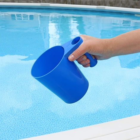 Measuring spoons for chemicals with handles, measuring cups for swimming pools and measuring containers for swimming pool chemicals. (1/5)