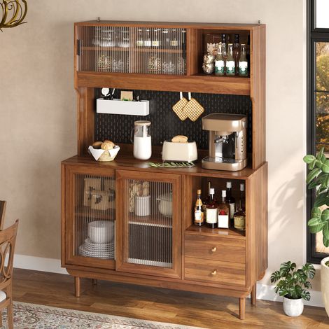 Credenza da cucina 117x30x170 cm con 4 ante scorrevoli in vetro scanalato pannello forato cassetti ripiani aperti piedi in legno di pino stile moderno color noce (1/5)