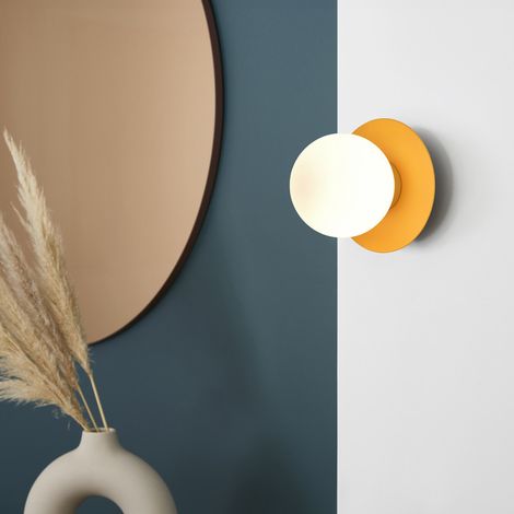 Applique murale globe en verre blanchi – Support métal jaune moutarde – Hauteur 20 cm – Diamètre 18 cm – Adaptable DCL – Millumine (1/5)