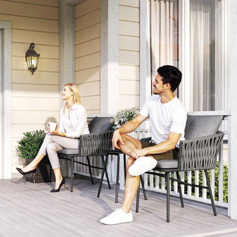 Set di mobili da esterno composto da 3 pezzi: 2 sedie, 1 tavolo, set da bistrot, in rattan sintetico, struttura in acciaio, tavolo in metallo, 4 cuscini, colore grigio. (1/5)