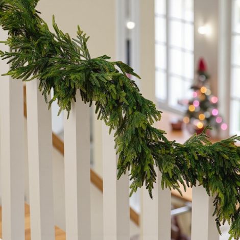 6ft Traditional Pine Effect Christmas Garland (1/2)