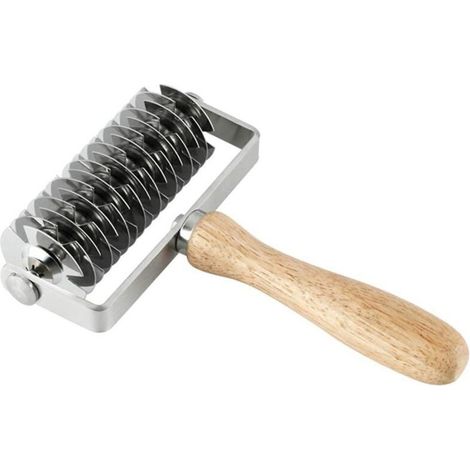 Coupe-pâte en acier inoxydable avec manche en bois — un outil pour la confection de gâteaux, de biscuits et de pain — avec un motif en maille pour créer le dessert parfait.