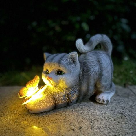 Statuetta decorativa a forma di gatto per giardino, con graziosi ornamenti in resina a forma di farfalla e luci solari