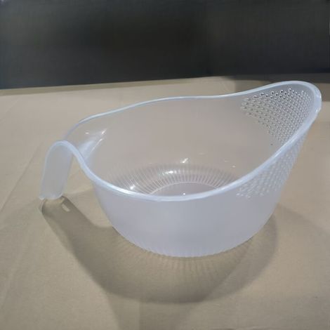 Multifunctional cleaning and filtering basket - Equipped with a handle, this innovative plastic basket is designed for fruits and vegetables (1/5)