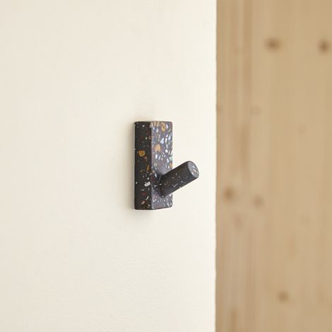 Patère rectangulaire en terrazzo Sara, confetti (1/3)