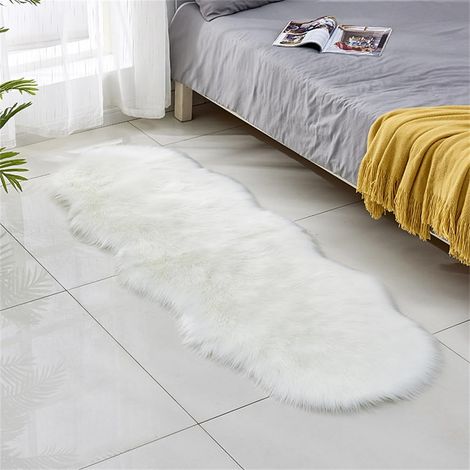 Tapis en Peau de Mouton synthétique, Tapis Salon en Fausse Fourrure, Man Made Luxe Tapis de Canapé Coussin Cozy Sensation comme véritable Laine (Blanc,60x 160 cm) (1/2)