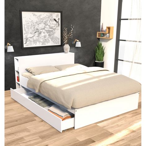 Le Quai Des Affaires – Lit adulte RIGA 140x190cm – Tête de lit étagère – 1 tiroir de rangement – Structure en panneau de particules – Finition blanche (1/5)