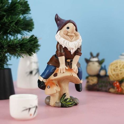 Nain de jardin en résine assis sur un champignon, décoration humoristique, taille compacte, cadeau amusant pour enfants.