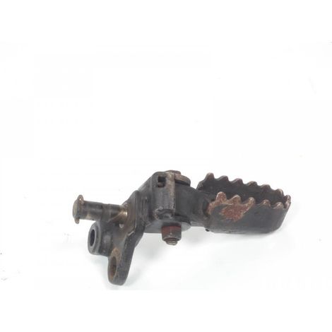 [PRODUIT D'OCCASION] Platine de repose pied pilote droit origine pour moto Yamaha 125 (1/3)