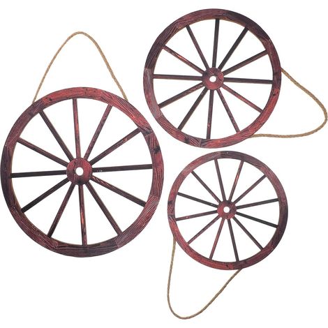 roues robustes en bois brun ornées de cercles décoratifs