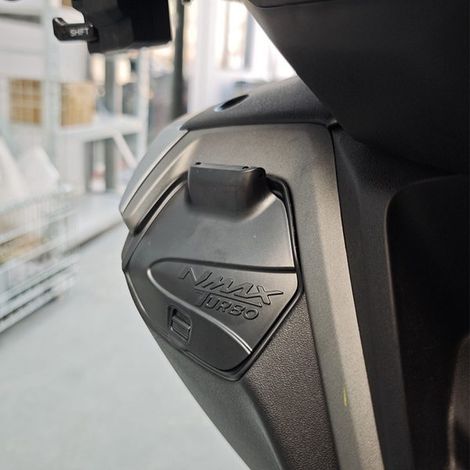 1 color: Black Material: Plastic Motorcycle toolbox lid for Yamaha. (1/4)