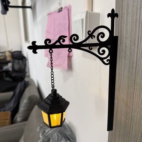 Nouvelle lampe lanterne pour étagère - Lampe d'étagère en fer forgé - 23,5 x 25,5 x 5,5 cm (Voir la vidéo pour plus de détails)