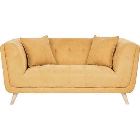 Divano a 2 posti in tessuto con cuscini decorativi, gambe in legno e trapuntatura decorativa senape Habo (1/5)