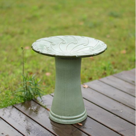 Bain d’oiseaux sur pied 43x43x45 cm en céramique vert clair, résistant au gel pour jardin – MEUBLIV (1/5)