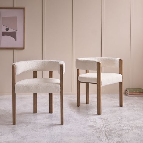 Berah Getah – Lot de 2 chaises arrondies en chêne massif – Tissu bouclette blanc – Hauteur 70cm – Largeur 60,5cm – Design enveloppant moderne (1/5)