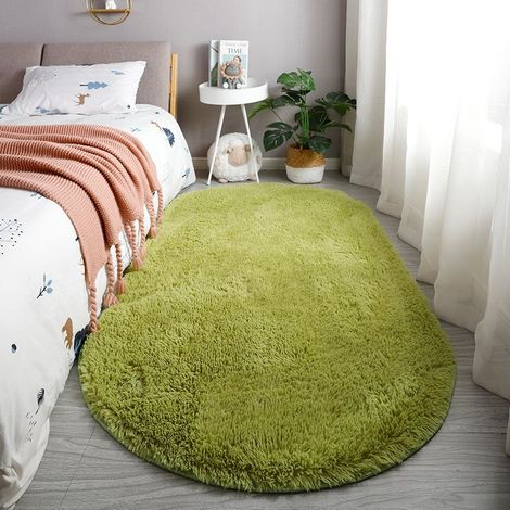 Dieser ovale, langflorige Teppich in Grün ist fleckenabweisend, rutschfest und ideal für Ankleidezimmer, Schlafzimmer und Nachttische. Er misst 100 x 200 cm.