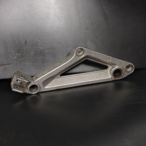[PRODUIT D'OCCASION] Platine repose pied passager droit pour moto Honda 750 VFS Sabre (1/2)