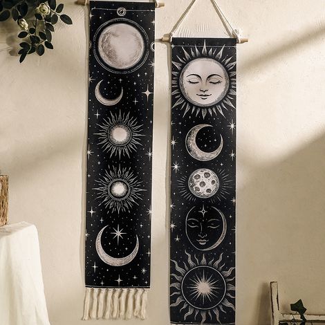 Un ensemble de 3 pièces avec des gravures géométriques, comprenant des phases de la lune, des papillons et des motifs d'étoiles et de lune, 3017 cm. (1/5)