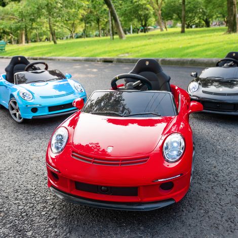 Elektroauto RUF GT mit offizieller Lizenz für Kinder von 3 bis 5 Jahren. Ausgestattet mit Fernbedienung, sanftem Startvorgang, Sicherheitsgurt, Lichtern, Musik und USB-Anschluss. Farbe: Rot.