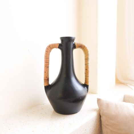 Petit vase noir décoratif en argile moulé à la main pour fleurs fraîches ou séchées - PANGIVO (1/5)