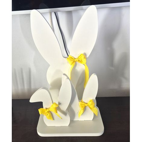 Una familia de conejitos de Pascua en un soporte: una gran decoración. (1/5)