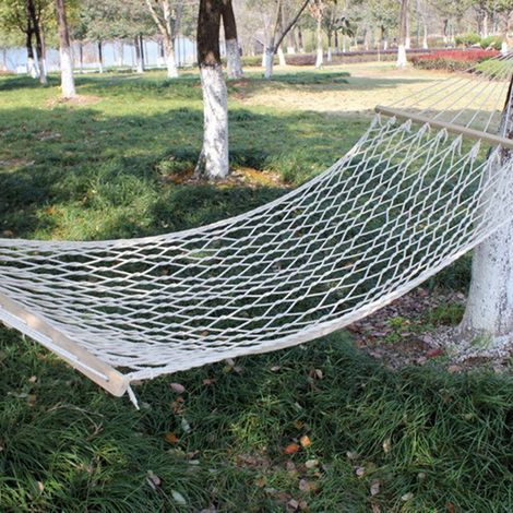 Hamac suspendu portable en maille pour jardin extérieur, idéal pour les voyages et le camping. (1/5)