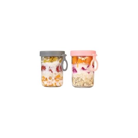 La avena había sido preparada el día anterior, junto con una tapa, una cuchara plegable y un frasco de vidrio para contener el yogur y el parfait de avena. - Crezuo