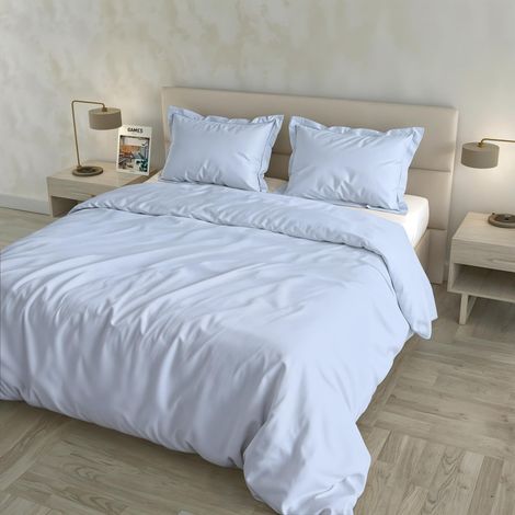 Parure de Housse de Couette en Satin de Coton 100%, fabriquée en Italie – Housse 255×200 cm avec Double Rabat de 50 cm, 2 taies d’Oreiller 52×82 cm avec 4 Volants, uni – Bleu Clair (1/5)