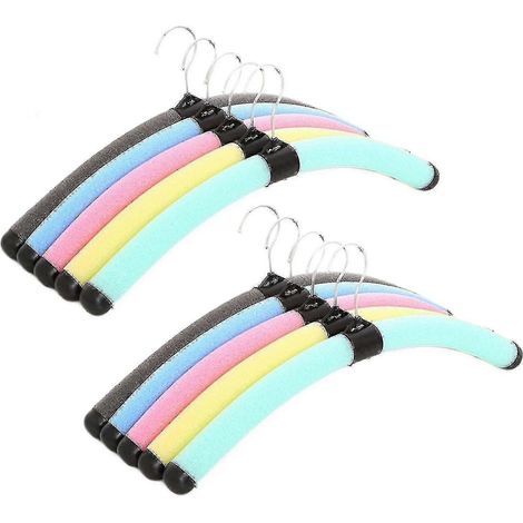 Cintres en mousse colorés, antirouille, résistants et compacts, parfaits pour suspendre costumes, manteaux et chemises. (1/5)