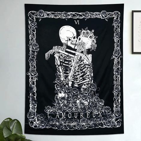 Dekorativer Wandteppich mit Darstellungen von menschlichen Skeletten in Schwarz-Weiß, verziert mit einem Rosenkranz, und küssenden Liebenden. (1/5)