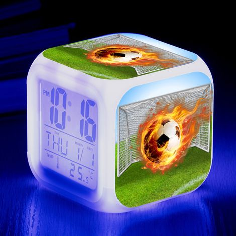 Réveil carré original et créatif à motif de football, avec LED multicolores et changement de couleur, pour étudiants et enfants. Alarme silencieuse. (1/5)