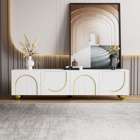 Mueble bajo para TV, con puertas texturizadas, cajones, compartimentos, tiradores y patas doradas. (1/5)