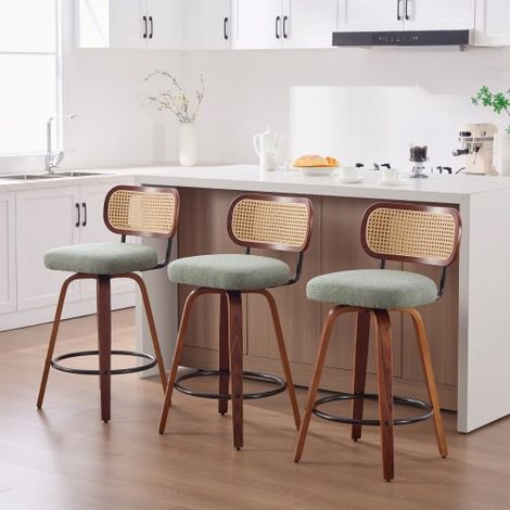 Ensemble de 3 tabourets de bar pivotants (hauteur 26 pouces) : dossier en rotin tressé et bois courbé finition noyer, assise rembourrée en lin vert et repose-pieds en métal. (1/5)