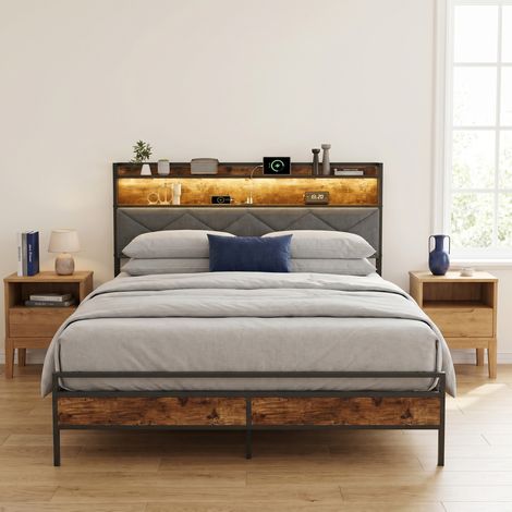 Letto matrimoniale 140x200 cm imbottito con rete, LED, porte USB e struttura in metallo e legno, stile industriale, grigio (1/5)