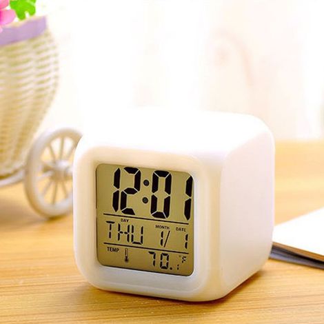Réveil Digital Cube LED Multicolore Thermomètre Date Semaine Mode Snooze 8 Sons Alarme Lumineuse Décoration Chambre 8cm (1/5)