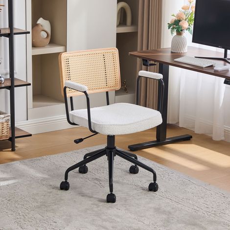 Chaise style vintage en rotin roulettes et pivotante assise en chenille structure en bois coloris ivoire (1/5)
