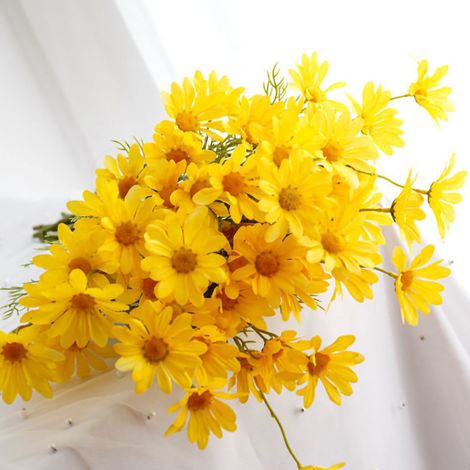 Bouquet de marguerites artificielles jaune clair, idéal pour décorer le salon, la salle à manger, la chambre ou le bureau. (1/5)
