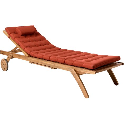 Tumbona de jardín patio piscina de madera natural con cojín rojo Cesana