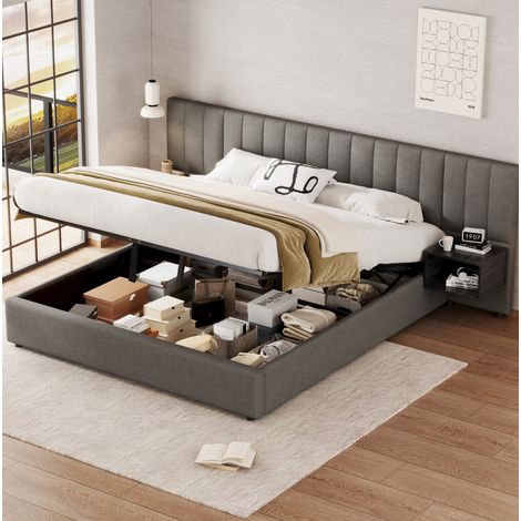 Lit capitonné moderne 180x200 cm en lin gris avec coffre hydraulique, sommier à lattes et 2 chevets noirs (1/5)