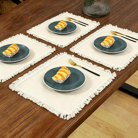 Quatre sets de table rectangulaires de style bohème, en pur coton et ornés de pompons, sont le choix idéal pour habiller la table à manger(45 x 30 cm) (1/4)
