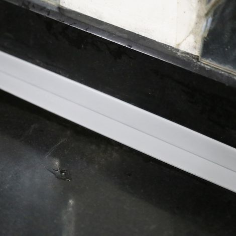 Selbstklebendes Dichtungsband für Bad und Wand, Spülbeckenrand und Küche, grau Nr. 3, 38 mm x 3,2 m, selbstklebende Dichtung. (1/5)