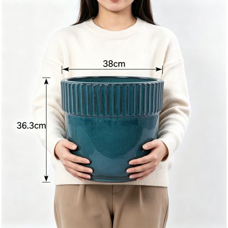 Pot céramique artisanal Ø38 cm, bleu turquoise brillant, bord rainuré vertical, respirant, antigel, drainage, pour grandes plantes, balcon urbain et jardin. (1/5)