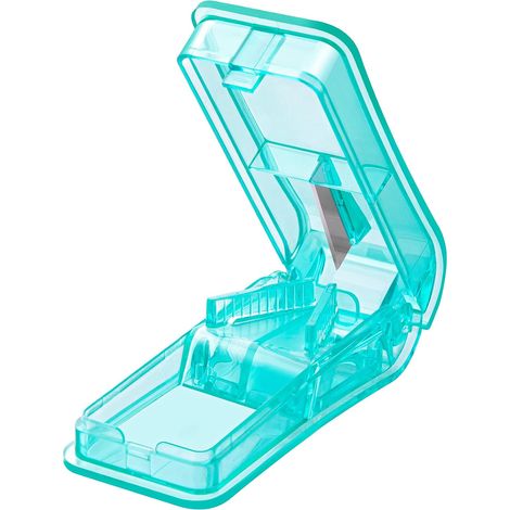 Tablettenteiler zum Teilen und Zerkleinern von Tabletten verschiedener Größen leicht zu transportieren (grün).